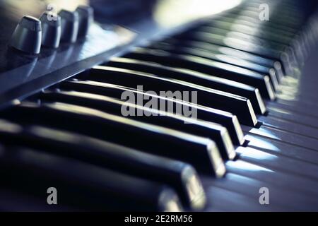 E-Piano keybord auf Blur. Stockfoto