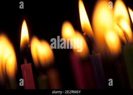 Kerzenfeuer Hintergrund. Kerzen brennen im Dunkeln. Stockfoto