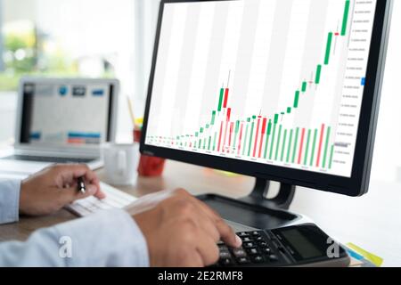 Company Working Junge Startup-Unternehmen arbeiten in der Bürostrategie Konzept Büro Gruppe Computer Stockfoto