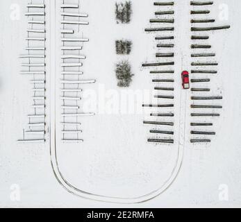 Chorin, Deutschland. Januar 2021. Baumstämme, teilweise noch mit Schnee bedeckt, liegen auf dem Laubholzversteigerungsgelände des Landesforstamtes Brandenburg in Chorin. Das Landesforstamt Brandenburg lädt Sie zu einer Holzversteigerung am 20.01.2021 ein. Zum 31. Mal wird wertvolles Hartholz unter den Hammer gehen. Wertvolles und gesägtes Holz aus dem Brandenburgischen Landeswald wird auf Basis schriftlicher Angebote an Kunden aus dem in- und Ausland angeboten und verkauft. Quelle: Patrick Pleul/dpa-Zentralbild/ZB/dpa/Alamy Live News Stockfoto