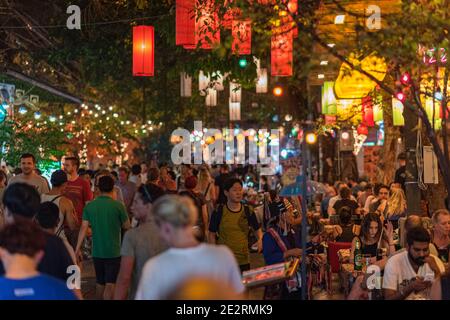 Touristenmassen genießen das Nachtleben von Bangkok in der beleuchteten Rambuttri Street (Khao San Road Area) am 18. Februar 2017 in Bangkok, Thailand. Stockfoto