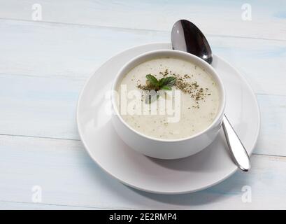 Yayla-Suppe (türkisch; 'Joghurtsuppe') mit buntem Gemüse auf dem weißen Tisch. Traditionelle türkische Küche Suppe. Stockfoto