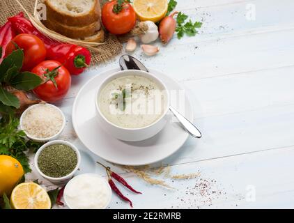 Yayla-Suppe (türkisch; 'Joghurtsuppe') mit buntem Gemüse auf dem weißen Tisch. Traditionelle türkische Küche Suppe. Stockfoto