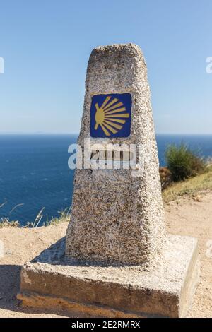 St. James Weg Meilenstein mit gelbem Jakobsschild, das das Ende der Route anzeigt, 0.00 km, Kap Finisterre, Galicien, Spanien Stockfoto