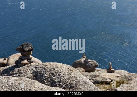 Kap Finisterre, St. James Way Ende der Route, Felsbrocken und Blick auf den Atlantik, Galicien, Spanien Stockfoto