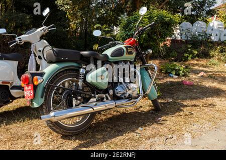 Lumbini, Nepal - 17. November 2016: royal enfield classic 350 Motorrad. Das Motorrad ist neben den Bäumen geparkt. Stockfoto