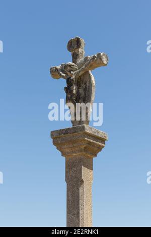 Blick auf die Spitze eines Cruceiro, Steinkreuz in Finisterre, Galicien, Spanien Stockfoto