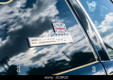 Nahaufnahme Detail der Gedenkabzeichen auf der Seite Von einem 1972 britischen Racing Green Lotus Europa Special Klassiker Sportwagen Stockfoto