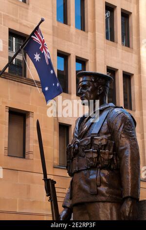 Sydney Australien, Bronzestatue des Matrosen auf dem Cenotaph in Martin Place, eines der ältesten Denkmäler des Ersten Weltkriegs in der Stadt entworfen von Stockfoto
