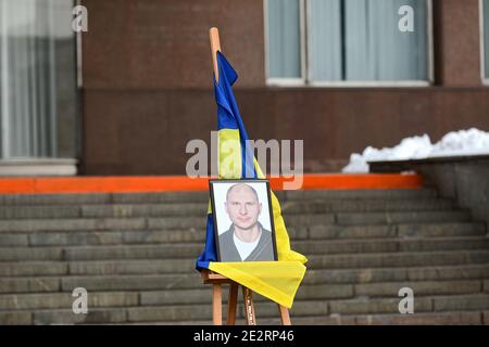 Nicht exklusiv: SAPORISCHSCHSCHJA, UKRAINE - 14. JANUAR 2021 - das Foto des umgekommen Soldaten OLEH Andriienko ist während der Beerdigung Zeremonie o abgebildet Stockfoto