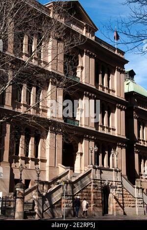 Sydney Australien, Blick auf die Fassade des Krankenhauses von Sydney, von der Macquarie Street an einem sonnigen Wintertag Stockfoto