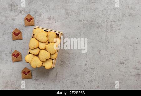 Hausgemachte herzförmige Kekse in einer Schachtel. Grußkarte zum Valentinstag mit Kopierplatz. Stockfoto