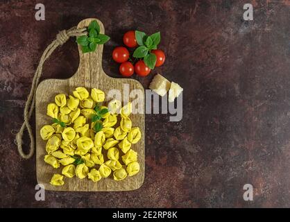 Rohe vegetarische italienische gefüllte Pasta Tortellini Stockfoto