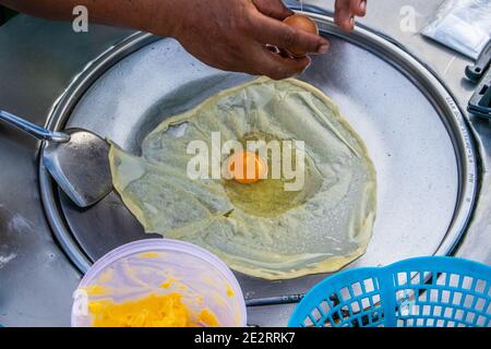 Zubereitung von leckeren Pfannkuchen mit einer Bananenfüllung bei einem Mobile Street Food Shop in Thailand Stockfoto