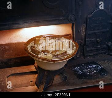 Eine reichhaltige, langsam gekochte Auflaufform mit Fleisch (typischerweise Schweinefleisch, Gans, Ente und manchmal Hammelfleisch), Schweinefleisch („Couennes“) und weißen Bohnen („ha Stockfoto