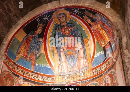 Spanien, Katalonien: Romanische Kirche Santa Maria de TaŸll. Wandbild der zentralen Apsis: Anbetung der Heiligen drei Könige und Maria. Stockfoto