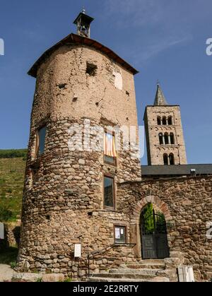 Spanien, katalanische Pyrenäen: Dorf Son in der Gemeinde Alt Àneu. Die romanische Kirche der Heiligen Justus und Pastor zwischen dem XI. Und gebaut Stockfoto