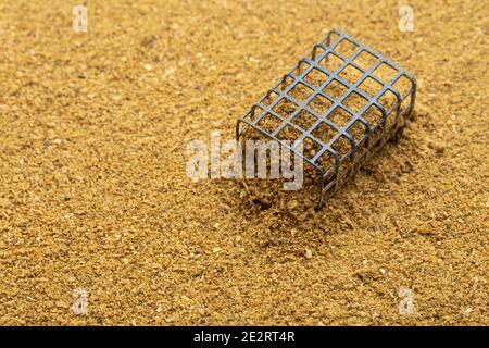 Metallgehäuse Fisch Fischfutter. Aromatische Köder und Ausrüstung für Fische. Stockfoto