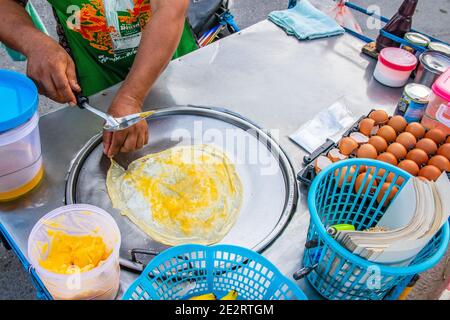 Zubereitung von leckeren Pfannkuchen mit einer Bananenfüllung bei einem Mobile Street Food Shop in Thailand Stockfoto