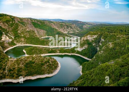 Uvac schlängelt sich durch Bergregionen Serbiens. Er erhebt sich unter dem Golija-Berg und dem Pester-Plateau. Uvac fließt zwischen Zlatar und Zlatibor Stockfoto