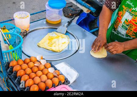 Zubereitung von leckeren Pfannkuchen mit einer Bananenfüllung bei einem Mobile Street Food Shop in Thailand Stockfoto