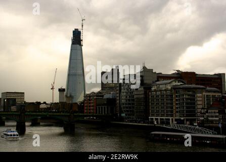 Der Shard im August 2011 wurde an einem bewölkten Tag auf der anderen Seite der Themse gesehen Stockfoto