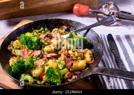 Pfanne gebratene Kartoffeln mit Gemüse und Fleisch Stockfoto