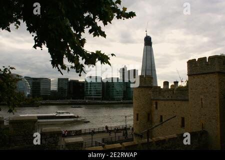 Die Shard im August 2011 im Bau, London England Großbritannien, gesehen über die Themse an einem bewölkten Tag vom Tower of London Stockfoto