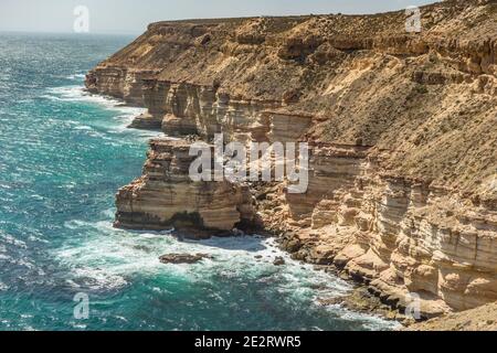 Island Rock & Natural Bridge, Red Bluff Coastal Cliffs, Kalbarri National Park, & Pink Lake, Hutt Lagoon, Port Gregory, Coral Coast, Western Australia Stockfoto