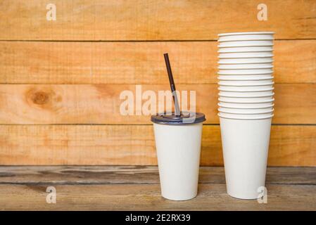 Service Lebensmittel bestellen Online-Lieferung Öko-Kaffeetasse in Take Away, Einweg umweltfreundliche Lebensmittelverpackungen Behälter mit Papierbecher auf Tisch zu Hause Stockfoto