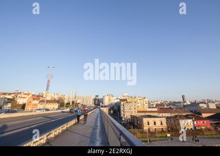 BELGRAD, SERBIEN - 6. DEZEMBER 2020: Blick auf Sava Ufer in Belgrad von Brankov meisten Brücke und der Uferpromenade von Savamala in backgroun Stockfoto