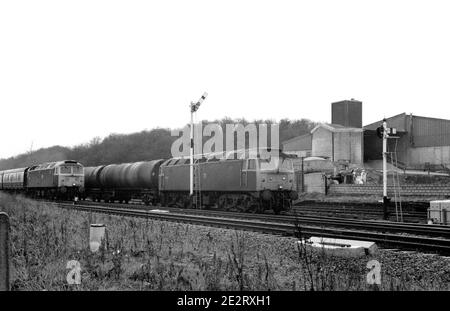 Diesellokomotiven der Baureihe 47 Nr. 47538 und 47347 in Zügen von Fenny Compton, Warwickshire, England, Großbritannien. März 1985. Stockfoto