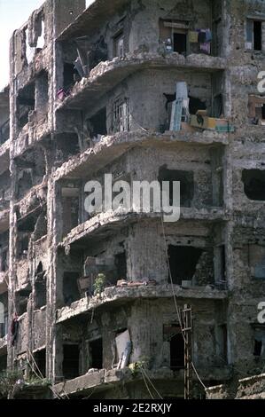 18. September 1993 nach 15 Jahren Bürgerkrieg geht das Leben in einem Gebäude in Beirut weiter. Stockfoto