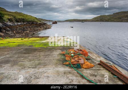 Das Fischerdorf Little Killar in der Nähe der Mündung von Killar Harbour, Connemara, County Galway, Irland Stockfoto