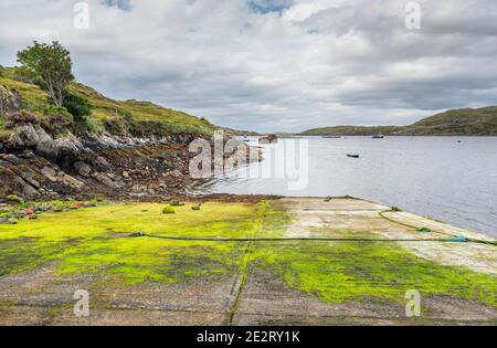 Das Fischerdorf Little Killar in der Nähe der Mündung von Killar Harbour, Connemara, County Galway, Irland Stockfoto