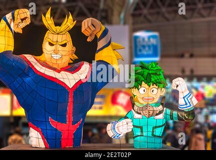 chiba, japan - dezember 22 2018: Beleuchtete Nebuta Laternen handgefertigt aus bemaltem Washi Papier Darstellung Manga und Anime-Charaktere von My Hero Academia Stockfoto