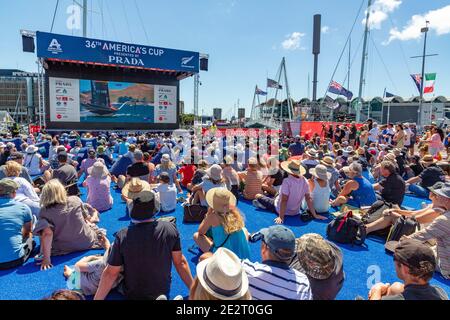 Auckland, Neuseeland. Januar 2021. (210115) -- AUCKLAND, 15. Januar 2021 (Xinhua) -- Zuschauer beobachten beim ersten Wettkampftag bei der America's Cup Challenger-Serie in Auckland, Neuseeland, am 15. Januar 2021. (COR36/Studio Borlenghi/Handout via Xinhua) Quelle: Xinhua/Alamy Live News Stockfoto