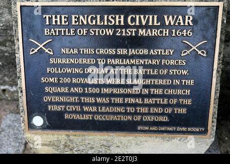 Englischer Bürgerkrieg Schlacht Von Stow Gedenkplatte Auf Dem Basis Des Marktkreuzes In Stow Am Wold Gloucestershire England, Großbritannien Stockfoto