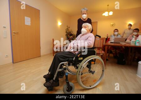 15. Januar 2021, Sachsen-Anhalt, Halberstadt: Die 101-jährige Edith Kwoizalla erhielt ihre zweite Impfung in einem Altersheim in Halberstadt. Ihre Tochter Burg Ruprecht begleitete sie. Foto: Matthias Bein/dpa-Zentralbild/dpa Stockfoto