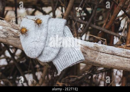 Ein Paar graue handgestrickte Socken auf einem dunklen rustikalen Hintergrund. Natürliche Farben. Stockfoto