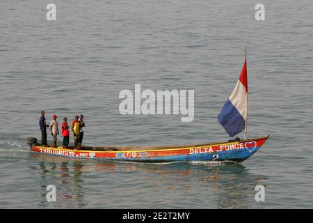 Pirogue - traditionelle Fischerboot außerhalb Conakry, Guinea in Westafrika Stockfoto
