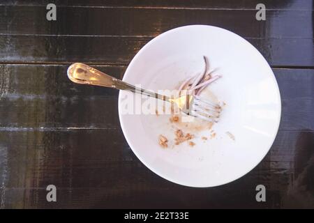 Salat nach dem Essen. Leere Platte. Dreckige Schüssel im Restaurant Stockfoto