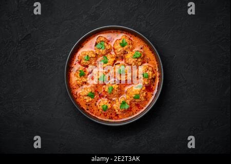 Sulu Kofte in schwarzer Schale auf dunkler Schieferplatte. Türkische Küche Suppengericht mit Fleischbällchen und Soße. Traditionelles Essen. Draufsicht Stockfoto