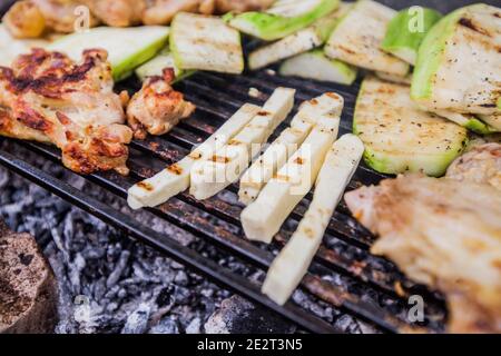 Gegrillter Käse, Sommer-Picknick, Kochen Essen im Freien Stockfoto