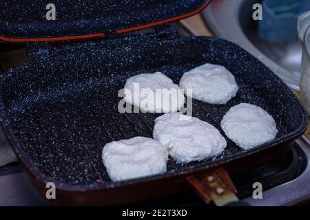 Käsekuchen zu Hause in einer Pfanne braten Stockfoto