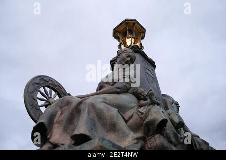 Statue (Frieden) von Frau Spinnrad (Industrie) Kelvin Way, Glasgow, Schottland. Paul Raphael Montford Skulptur Stockfoto