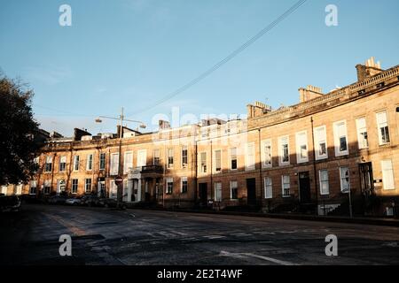 Alte Wohnungen in Woodside Crescent. Glasgow Sun (West End) Stockfoto