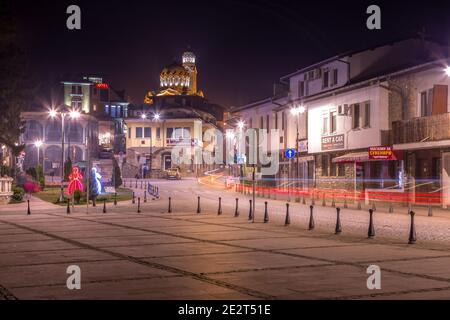 Veliko Tarnovo, Bulgarien - 23. März 2015: Nachtansicht der Kathedrale, martenitsa Figuren und Platz in Veliko Tyrnovo Stockfoto