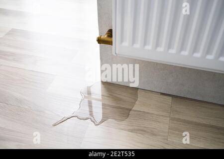 Laminatbodenschaden Im Raum Nach Dem Austreten Des Heizrohrs Stockfoto