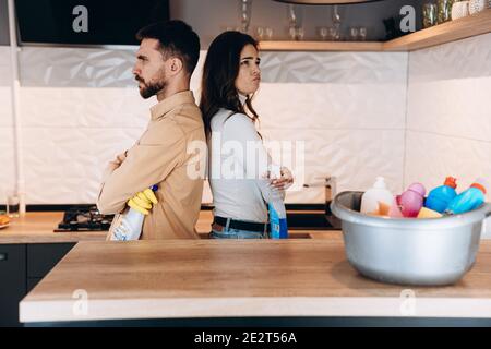 Junges Paar Umzug in neue Heimat. Stehen in der Küche, um mit der Reinigung zu beginnen. Stockfoto